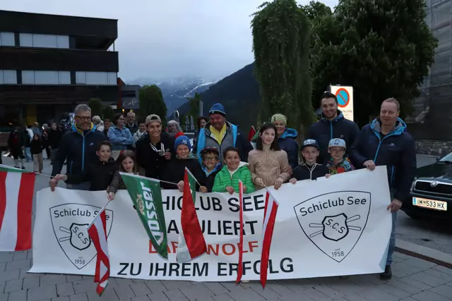 Kinder und Erwachsene des Schiclubs See feierten "ihre" Lara.  | Foto: Elisabeth Zangerl