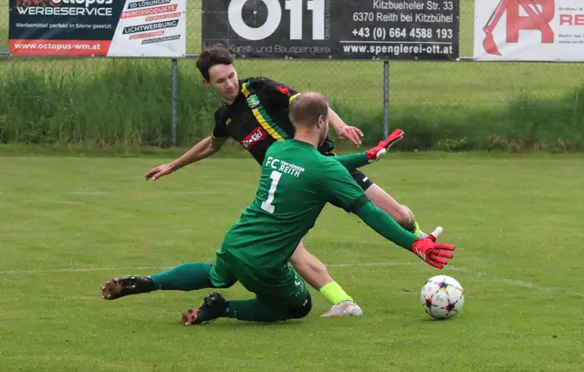 Felix Prokopetz (Kitz-Juniors) prüft Reith-Schlussmann Florian Aglassinger