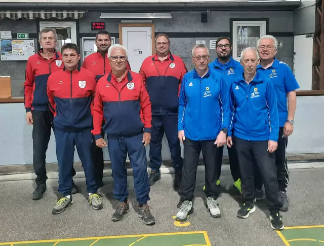 li. in Rot/Blau SSV Raiffeisen Alkoven 1 und re. ESV Ruprechtshofen 1 mit Josef Lettner,Andreas Raab, Karl Lettner u. Johann Hintersteininger