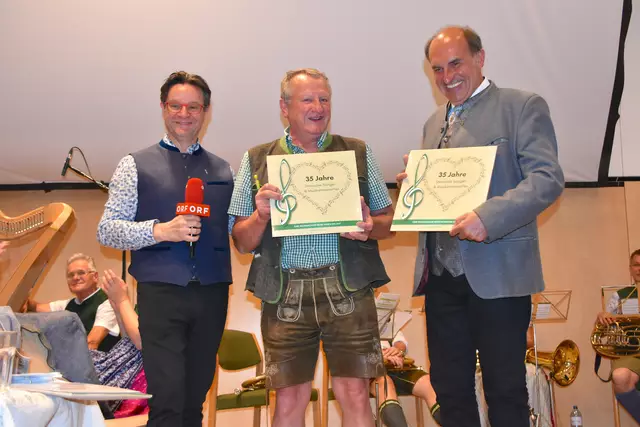 Sprecher Karl Lenz mit Organisator Rudi Koller und Bürgermeister Franz Gruber (v. li.) mit der Jubiläumsschallplatte.  | Foto: MeinBezirk