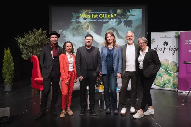 Marketing-Lady Daniela Bucher von der Sparkasse Kufstein – im Bild zweite von links – freute sich über die gelungenen Veranstaltungsabende und war an beiden Eventtagen vor Ort. | Foto: © TVB Kufsteinerland / Thorben Jureczko für www.weiss-pr.at