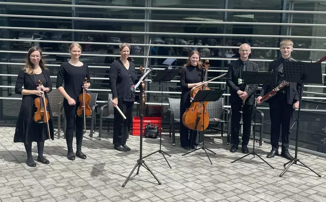 Die Gedenkveranstaltung wurde mit Orchestermusik begleitet

Foto Verein Lila Winkel