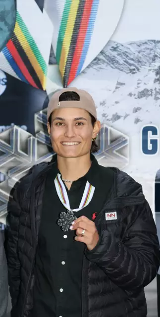 Lara Wolf holte sich in ihrem Comeback-Winter gleich die Silbermedaille bei der Freestyle-Weltmeisterschaft im schweizerischen Engadin.  | Foto: Elisabeth Zangerl