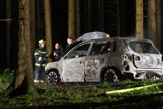 Ausgebrannter VW Tiguan soll Bankomat-Sprengern als erstes Fluchtauto gedient haben – das Fahrzeug stand in einem Waldstück in Aichkirchen in Flammen.