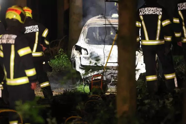 Ausgebrannter VW Tiguan soll Bankomat-Sprengern als erstes Fluchtauto gedient haben – das Fahrzeug stand in einem Waldstück in Aichkirchen in Flammen.