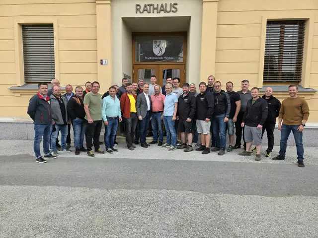 LAbg. Bgm. Wolfgang Dolesch begrüßte die Teilnehmer an der Tagung vor dem Rathaus der Marktgemeinde in Neudau. 