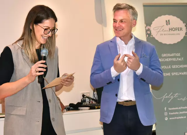 Gastgeberin Frau Hofer freut sich über den gelungenen Abend. | Foto: Herbert Schleich