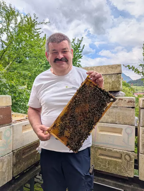 Martin Ennemoser ist mit Leib und Seele Imker - er lehrt auch seit 36 Jahren das Handwerk der Imkerei. | Foto: Martin Ennemoser