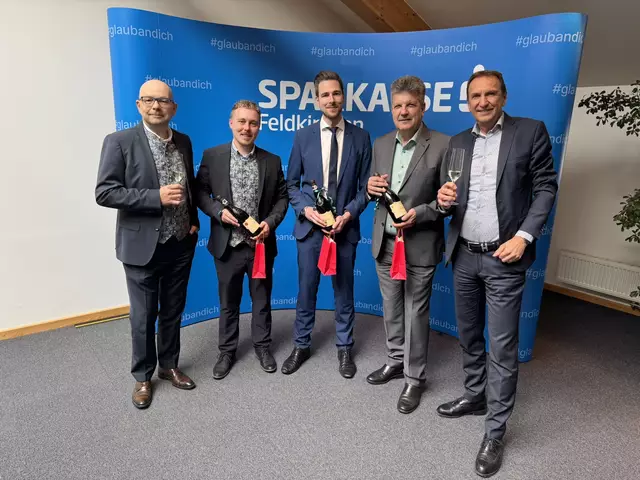 Engagierte und kompetente Mitarbeiter werden in der Sparkasse Feldkirchen zu verschiedenen
Jubiläen geehrt.Vorstandsdirektor Udo Bergner, die Jubilare Andreas Wurzer, Michael Baier, Manfred Brandstätter sowie Vorstandsvorsitzender Gerhard Greimer (v.l.) | Foto: Sparkasse Feldkirchen