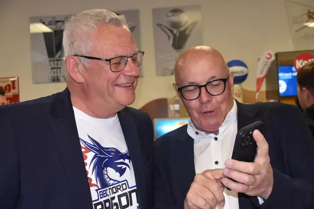 Bürgermeistergespräche - Thomas Steiner und Georg Rosner (Ein wenig etwas zum Schmunzeln und in den Mund gelegt): Schau, wir tragen vielleicht den Song Contest aus und Basketball-Meister werden wir auch! Super, wenigstens einer im Burgenland. | Foto: Michael Strini