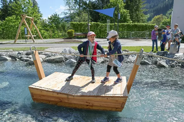 Einige Kinder der VS Krimml testeten die neuen Attraktionen. | Foto: krimmler-wasserwelten.at
