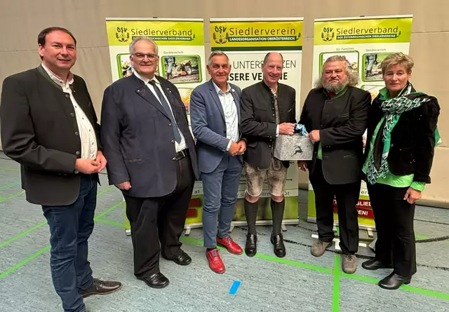 Hoher Besuch auch aus Bayern: Der Oberösterreichische Landtagsabgeordneter Florian Grünberger, Präsident Rudolf Limmer (Landesverband für Wohneigentum Bayern), Schärdings Bürgermeister Günter Streicher, Präsident des Eigenheimverbandes für Deutschland und Bayern Wolfgang Kuhn, Siedlervereins Landeschef Helmut Löschl und seine Stellvertreterin Elisabeth Leitner. | Foto: Franz Gruber