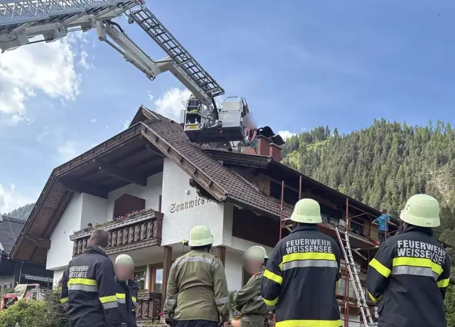 Ein Handwerker verletzte sich bei Arbeiten am Dach. | Foto: Feuerwehr Weissensee
