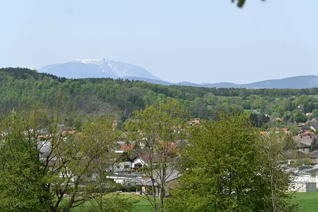 Hinten der Schneeberg