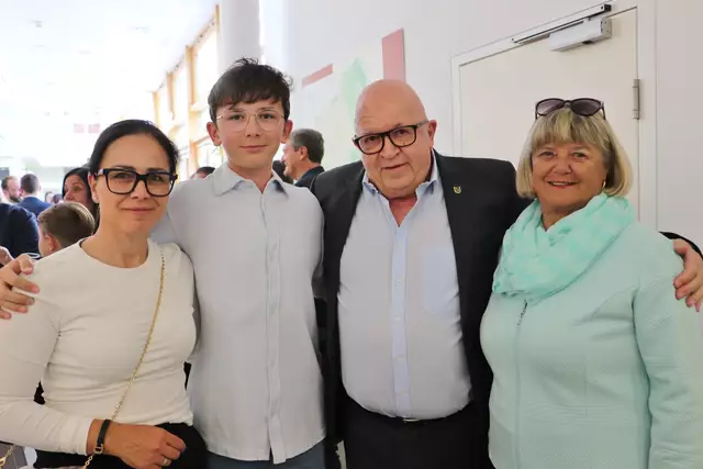 Peter Tabor (im Bild mit Gattin Vera, Sohn Rafael und Bgm. a.D. Ursula Rauch) prägte Kalsdorf als Wirtschaftsstandort. In seiner kommunalpolitischen Funktion brachte er mehrere Hundert Arbeitsplätze nach Kalsdorf. Industrie und Gewerbe siedelten sich getrennt von Wohngebieten an und sorgen für Wohlstand.  | Foto: Edith Ertl