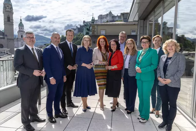Bei der GesundheitsreferentInnenkonferenz in Salzburg (v.l.): LR Ludwig Schleritzko (Niederösterreich), LR Christoph Luisser (Niederösterreich), LR Karlheinz Kornhäusl (Steiermark), LHStvin Christine Haberlander (Oberösterreich), LRin Cornelia Hagele, LRin Daniela Gutschi (Salzburg), Stadtrat Peter Hacker (Wien), Staatssekretärin Ulrike Königsberger-Ludwig, LRin Beate Prettner (Kärnten), LRin Martina Rüscher (Vorarlberg) und LRin Eva Prischl (Niederösterreich). | Foto: Land Salzburg/Neumayr/Hofer