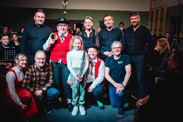 Die Theatergruppe St. Oswald überreichte dem Musikverein eine Kinderklarinette. | Foto: Klaus Führer