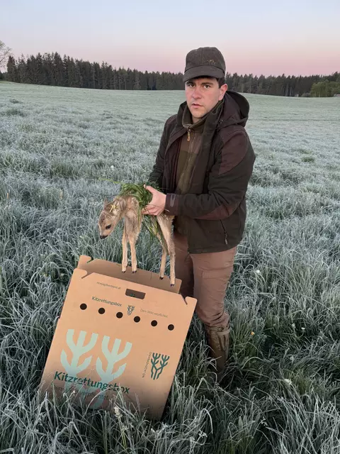 Kevin Trinko mit einem geretteten Rehkitz im Revier Seyfrieds-Haslau | Foto: Privat