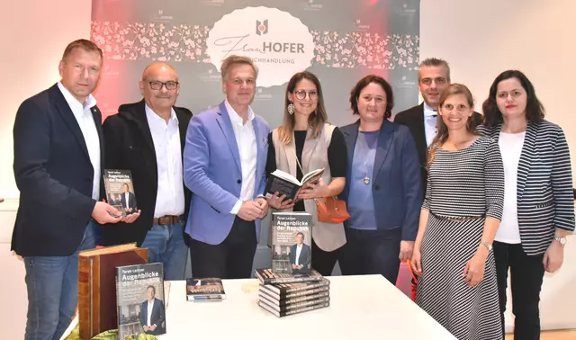 Das Buch „Augenblicke der Republik“ – ein Blick auf Österreichs bewegte Geschichte wurde präsentiert, mit Bürgermeister Stefan Lang, Günther Hofer, Tarek Leitner, und Direktorin Barbara Sablik-Baumgartner. | Foto: Herbert Schleich