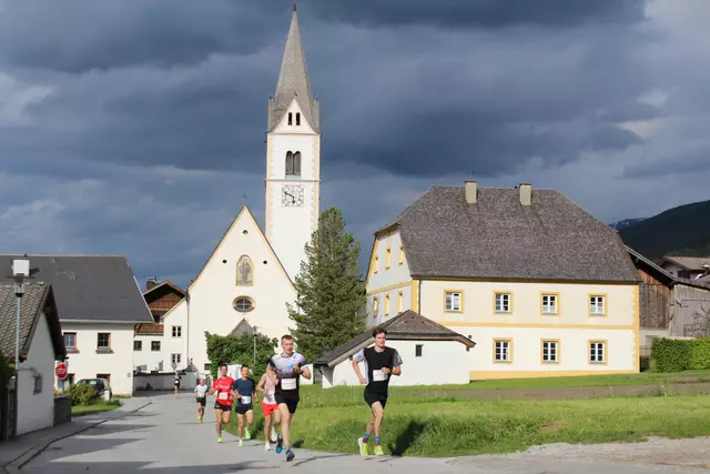 Die Runde Männer vor der Sistranser Kirche  | Foto: SV Sistrans