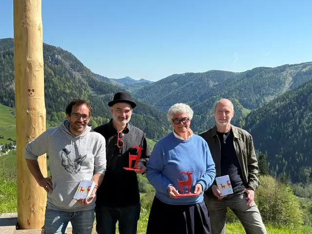 Benjamin Fluch (Pächter Naturparkzentrum Ötscher-Basis), Hermann Niklas (Projekt „Hermann geht die Wortwerft baden), Claudia Kubelka (Bürgermeisterin von Annaberg), Martin Vogg (Geschäftsführer Kulturvernetzung Niederösterreich) (v.l.) | Foto: Gemeinde Annaberg