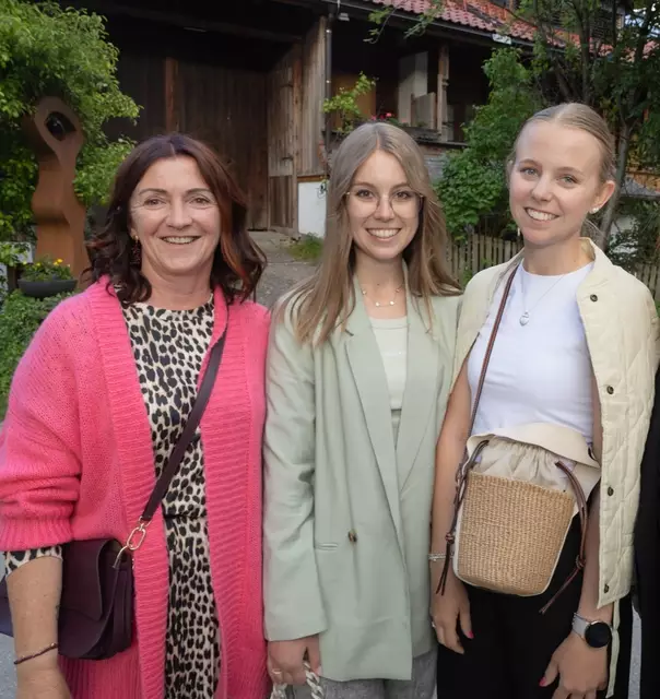 Martina Unterlercher (Zillersport Unterlercher) mit Sophia und Sarah.  | Foto: ungerank