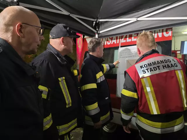 Bei der Besprechung in der Einsatzleitung. | Foto: Wolfgang Zarl