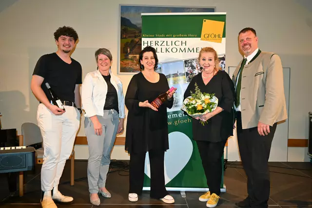 v.li.n.re.: Norbert Polek (Klavier), Vizebürgermeisterin Gabriela Dietl, Tschelsie Berger (Gesang), Autorin und Kabarettistin Katharina Grabner-Hayden und Bürgermeister Bmstr. Ing. Franz Holzer | Foto: Stadtgemeinde Gföhl