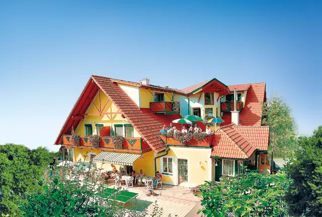 Unser 4-Sterne Thermenhof in Loipersdorf liegt in einer sonnigen Panoramalage inmitten malerischen Hügellandschaft der Themenregion Steiermark.