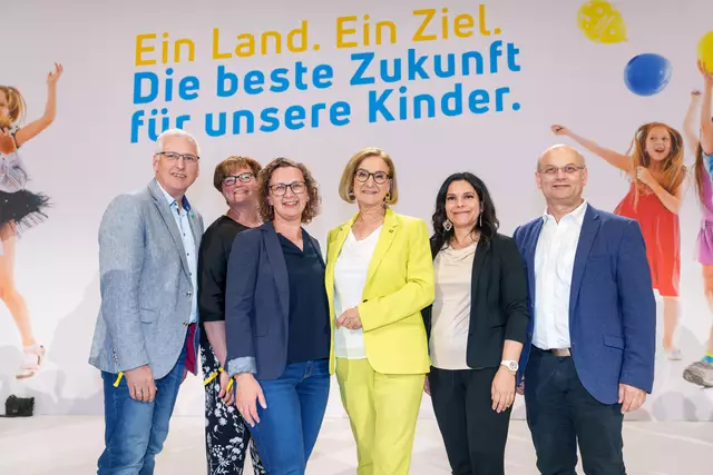 Rastenfeld - v.li.n.re.: Bürgermeister Gerhard Wandl, Petra Pöll, GfGemeinderätin Barbara Hasel, Landeshauptfrau Johanna Mikl-Leitner, Vizebürgermeisterin Mona Riegler, Parteiobmann Gerhard Rausche | Foto: VPNÖ