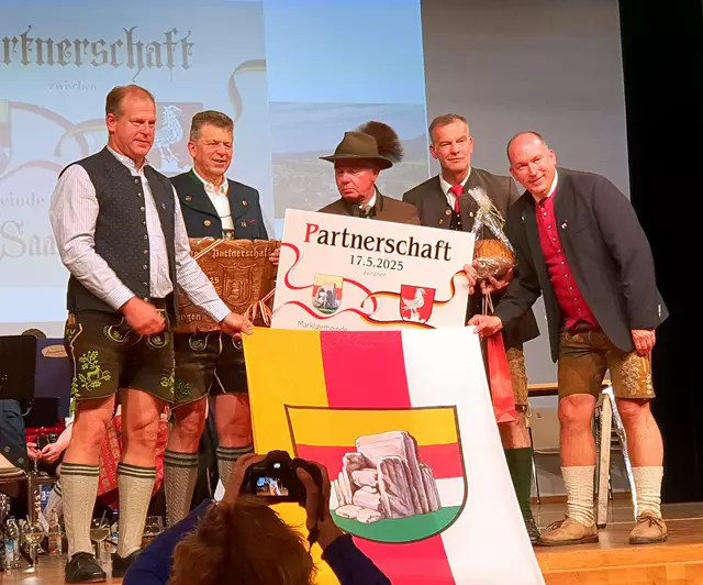 Präsentation 
Vz.-Bgm. Norbert Walter (Denklingen)
Bgm. Andreas Braunegger (Denklingen)
Bgm. Franz Pfaller (Maria Saal)
Vz.-Bgm. Siegfried Obersteiner (Maria Saal)
2.Vz.-Bgm. Ing. Karsten Steiner (Maria Saal) | Foto: A. Platschka