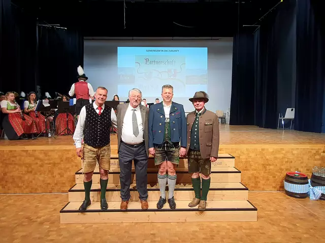 Gemeinsame Verbundenheit...
Vz.-Bgm. Siegfried Obersteiner (Maria Saal)
Alfred Platschka (Igling/Landsberg am Lech)
Bgm. Andreas Braunegger (Denklingen)
Bgm. Franz Pfaller (Maria Saal) | Foto: A. Platschka