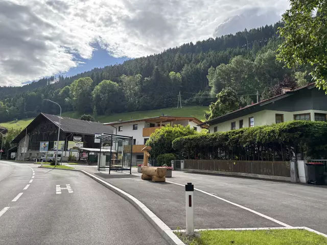 Bürgermeister Markus Peer freut sich über das gelungene Projekt und appelliert an die Bevölkerung, sorgsam mit dem neuen Wartehäuschen umzugehen. | Foto: Kendlbacher