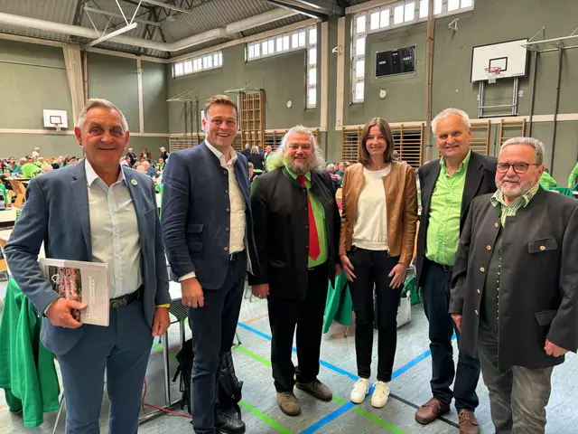Hohen Besuch rund um „INNsGRÜN“ in Schärding– v. l.: Schärdings Bürgermeister Günter Streicher, Landesrat Stefan Kaineder, Oberösterreichs Siedlerverbandchef Helmut Löschl, Gartenschauchefin Andrea Berghammer, OÖSV-Landesobmann-Stellv. Wilhelm Frickh und Hubert Auinger „Siedlervereinsurgestein“ aus St. Florian am Inn. | Foto: Franz Gruber