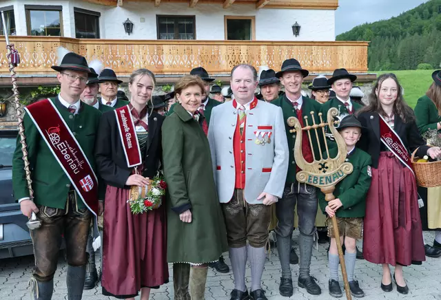 Landtagspräsidentin Brigitta Pallauf beim Festumzug in der Gemeinde vor Ort. | Foto: Land Salzburg/Franz Neumayr