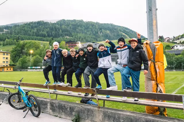 FC-Wipptal-Fans feuerten ihre Kampfmannschaft tatkräftig an.  | Foto: Pernsteiner