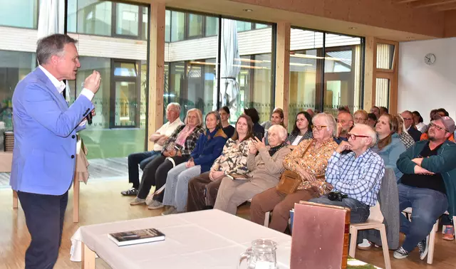 Persönlich und berührend: Tarek Leitner im Gespräch mit dem Publikum. | Foto: Herbert Schleich