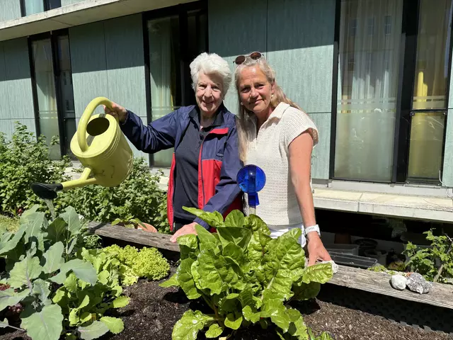 Schätzen den Stadtteilgarten in Freisaal: Magdalena Weismann und Brigitte May.  | Foto: Lisa Gold