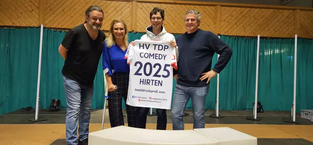 Als Andenken an einen erfolgreichen Abend gab es ein Geschenk vom Veranstalterverein an die Comedy Hirten (v. Links: Herbert Haider, Angelika Niedetzky, Christian Schwab und Peter Moizi): Das Jubiläumstrikot vom HV TDP Stainz mit personalisierten Schriftzug! 