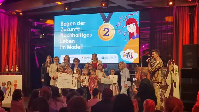 Bei der Siegerehrung in Wien nahmen die MINT-Girls der Privatschule Lavantinum in St. Andrä stolz ihren Preis entgegen. | Foto: Privat