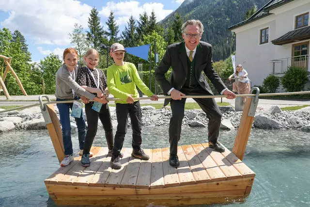 Emma, Lilith und Sebastian (Kinder der Volksschule Krimml) mit Johannes Hörl (Vorstand Großglockner Hochalpenstraßen AG). | Foto: krimmler-wasserwelten.at