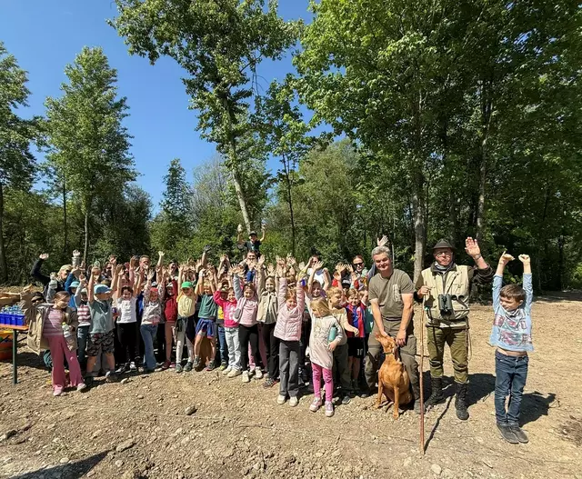 Yeah! Auch heuer fand die Baumpflanzaktion der Gemeinde Pucking wieder regen Anklang bei den Schülern der örtlichen Volksschule. | Foto: Gemeinde Pucking