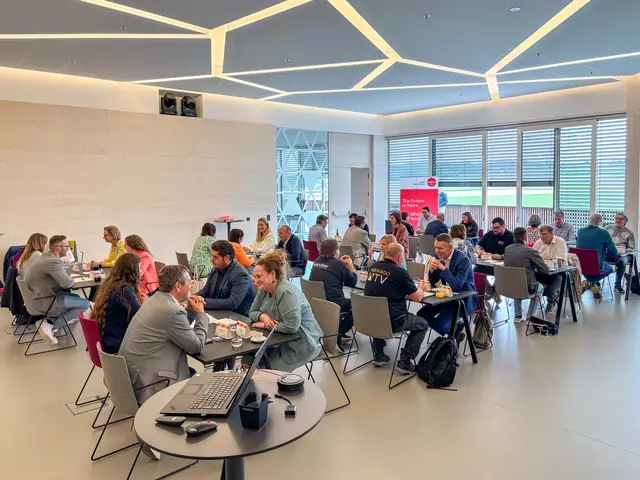 Mehr als 30 Teilnehmer nutzen die Gelegenheit zum Speeddating. | Foto: Doms/Alexander Thomele