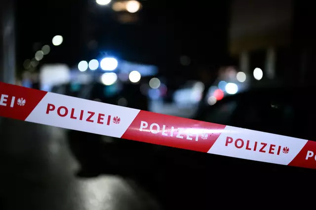 In der Nacht auf Donnerstag fand die Polizei auf offener Straße einen Schwerstverletzten. Das Leben des Mannes konnte nicht gerettet werden. Jetzt werden Zeugen gesucht. (Symbolfoto) | Foto: MAX SLOVENCIK / APA / picturedesk.com 