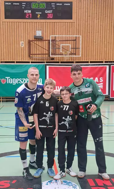 Man of the Match Rade Radjenovic un Sebastian Nagl. | Foto: UHC