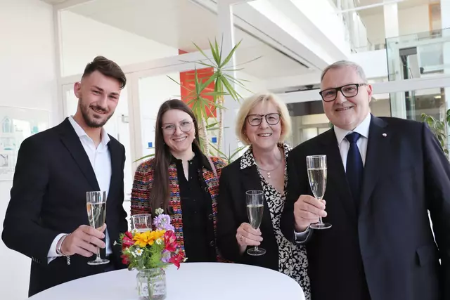 Gerhard Herunter, im Bild mit Sohn Florian, Tochter Bundesrätin Antonia und Gattin Ulli, setzte sich 24 Jahre im Gemeinderat für Kalsdorf und seine Bürger ein, die letzten fünf Jahre als Vorstandsmitglied.  | Foto: Edith Ertl