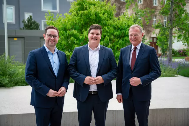 Florian Hiegelsberger, Raphael Kopf und Landeshauptmann Thomas Stelzer (v. li.). | Foto: JVPOÖ/Johann Wiesinger