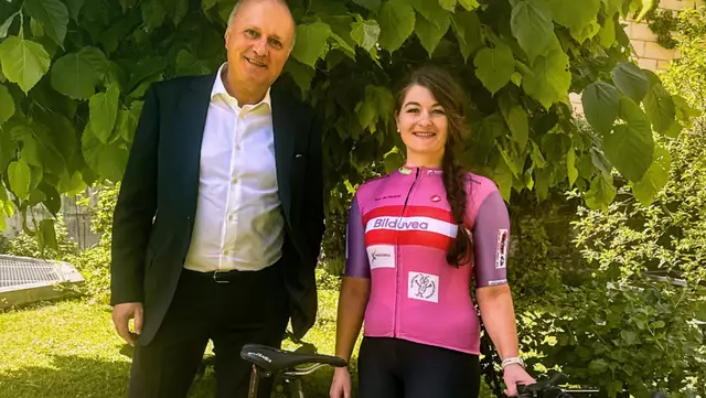 Hubert Eisl, Gesamtleiter der Barmherzigen Brüder Linz, verabschiedet Isabella Pühringer vor ihrer Charity-Tour nach Madrid. | Foto: Barmherzige Brüder