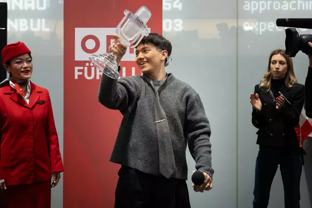Mit dem ESC-Pokal feierte JJ mit seinen Fans. | Foto: Emanuel Ullmann/MeinBezirk