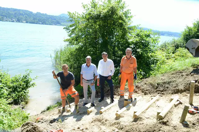 Foto zeigt LH Kaiser und Volker Bidmon (Leiter Straßenbauabteilung) bei der Errichtung eines der ersten freien Seezugänge in Pörtschach. | Foto: LPD Sucher